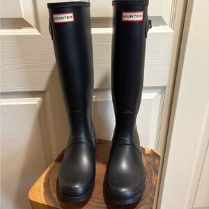 Hunter Original Tall Matte Black Rain Boots Size 9 + Large Boot Socks